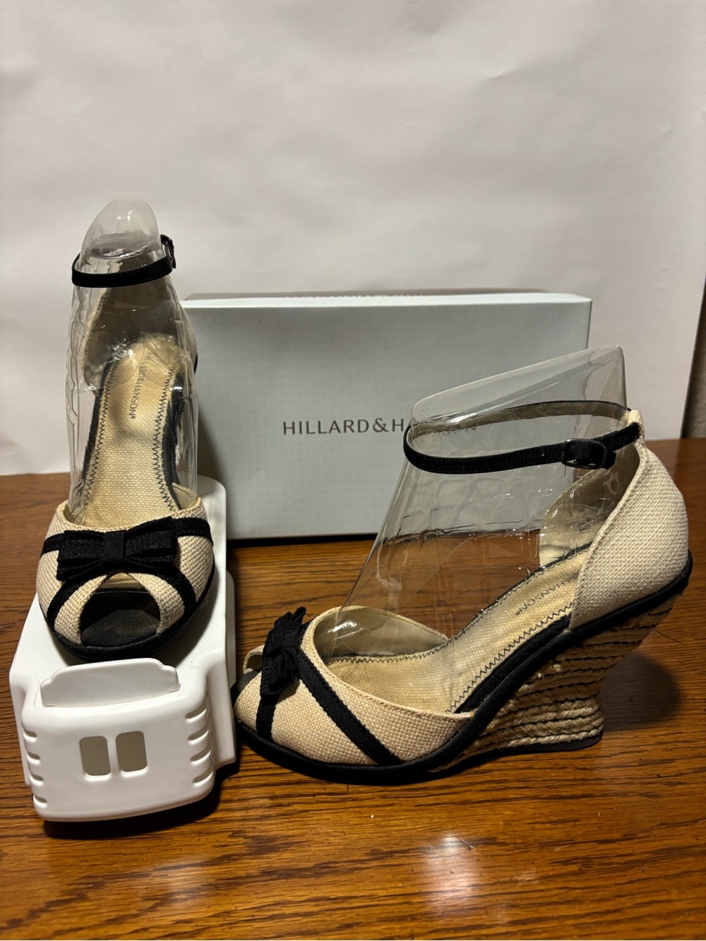 Hillard & Hanson Beige and Black Canvas Bow Wedge Espadrilles